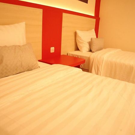 D'Carol Hotel スラバヤ エクステリア 写真