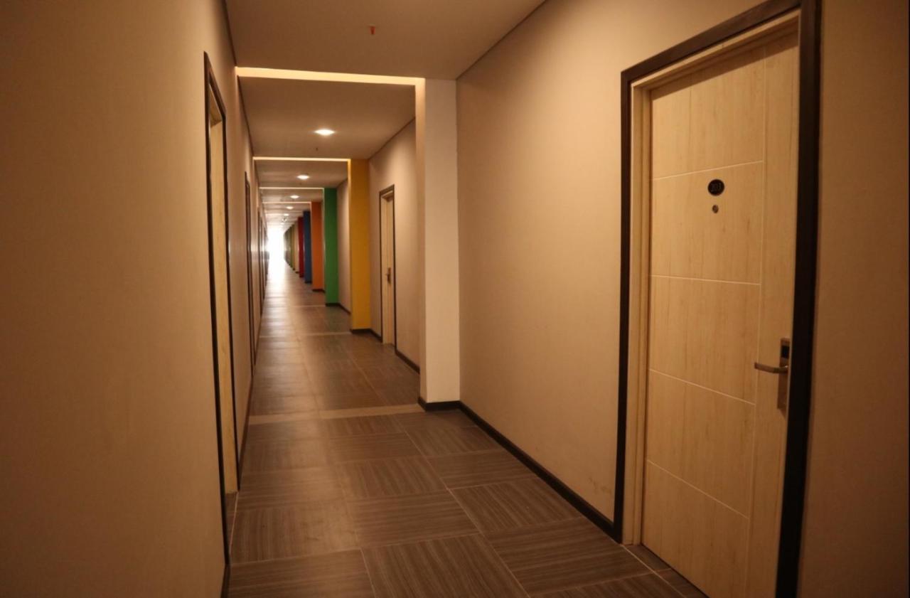 D'Carol Hotel スラバヤ エクステリア 写真